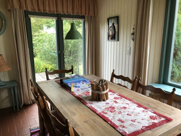 Das Esszimmer mit dem großen Esstisch ist der zentrale Treffpunkt.
