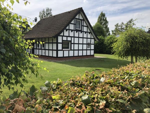 Unser sympathisches Fachwerkhaus liegt mitten im Grünen, direkt am Dümmer See.