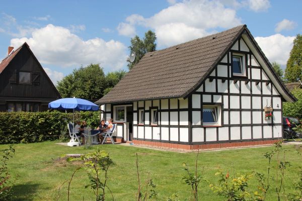 Auf der Terrasse des Fachwerkhauses ist ausreichend Platz für Entspannung im Grünen.